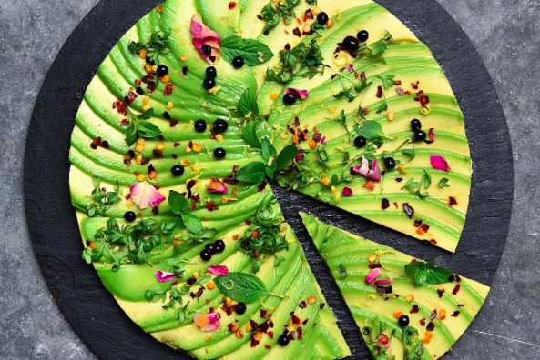 Avocado toast pizza - zdrowy fast food