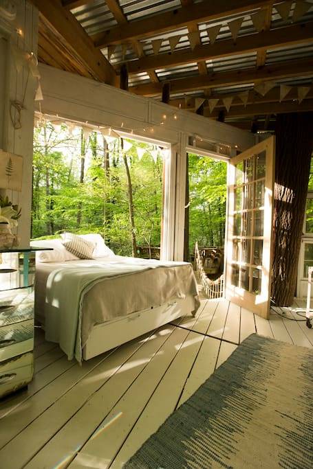 Sypialnia w domku na drzewie z Airbnb