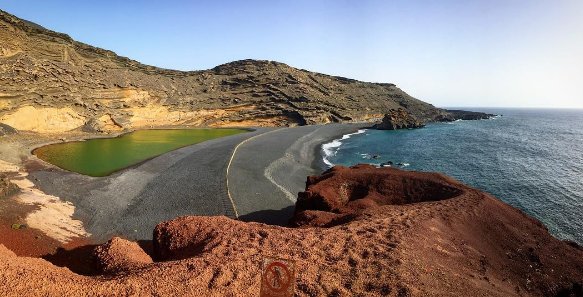 Czarna plaża El Golfo z bajkową laguną