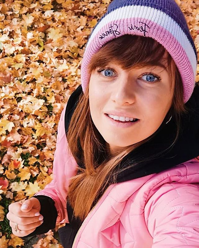 Anna Lewandowska w kurtce i czapce Femi Stories