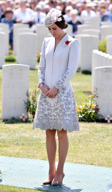 Księżna Kate podczas wizyty na cmentarzu wojskowym Tyne Cot niedaleko Zonnebeke, 1