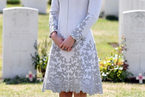 Księżna Kate podczas wizyty na cmentarzu wojskowym Tyne Cot niedaleko Zonnebeke, 1