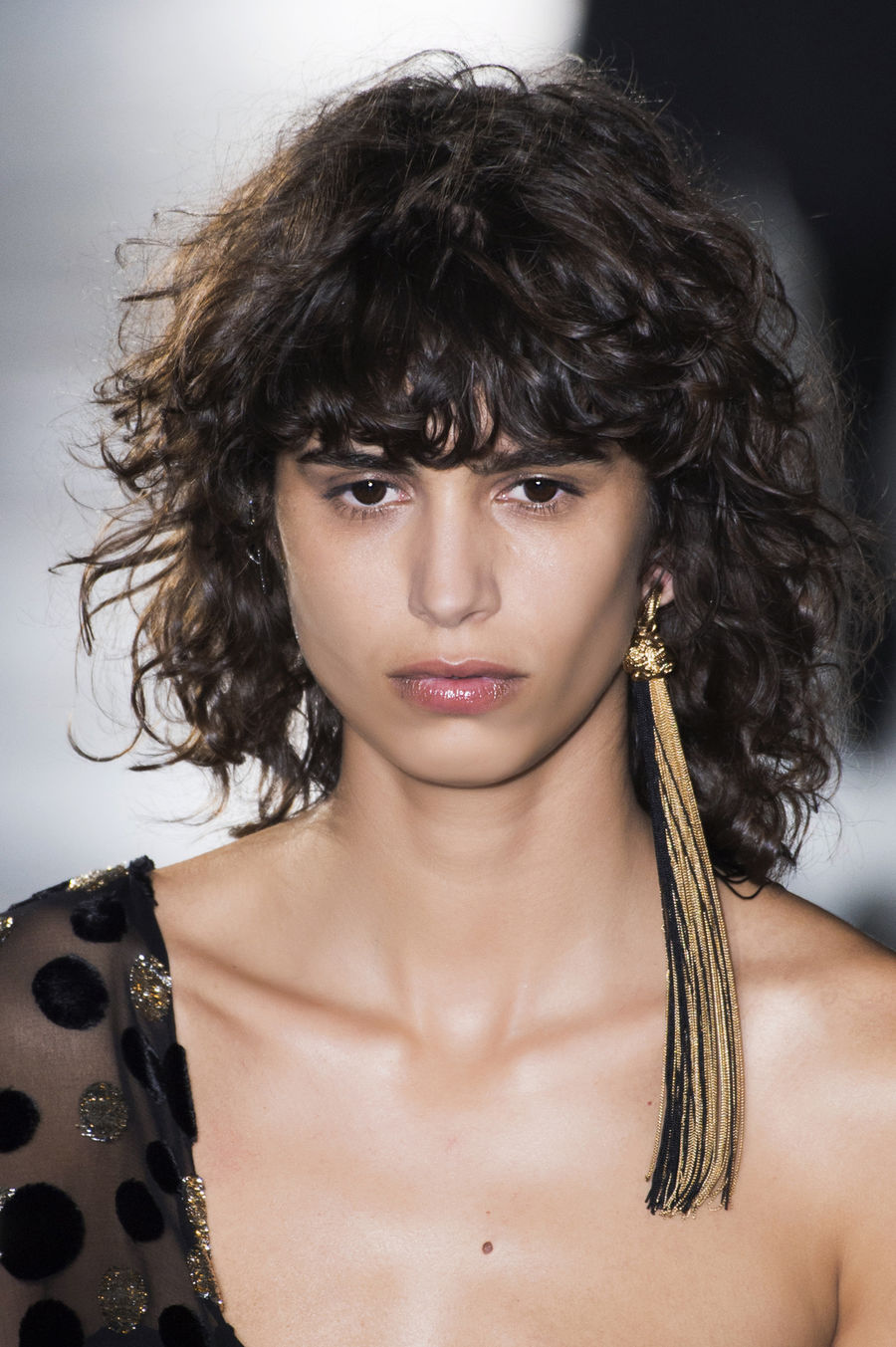 Saint Laurent, Mica Arganaraz - to ona zapoczątkowała modę na niesforne loki.