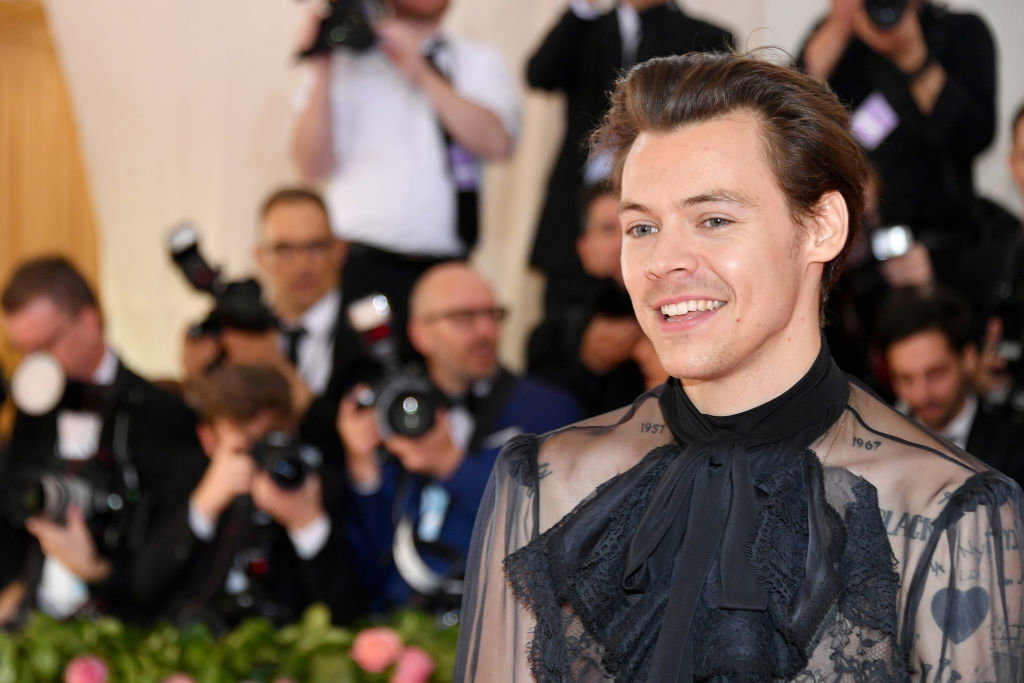 Harry Styles zainspirował się stylem księżnej Diany? Ostatnia stylizacja wokalisty zaskoczyła wszystkich