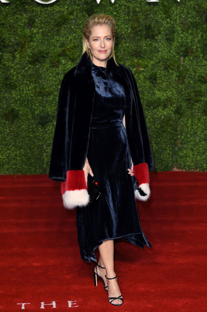 Gillian Anderson zachwyciła na premierze "The Crown 3" [ELLE Spy]