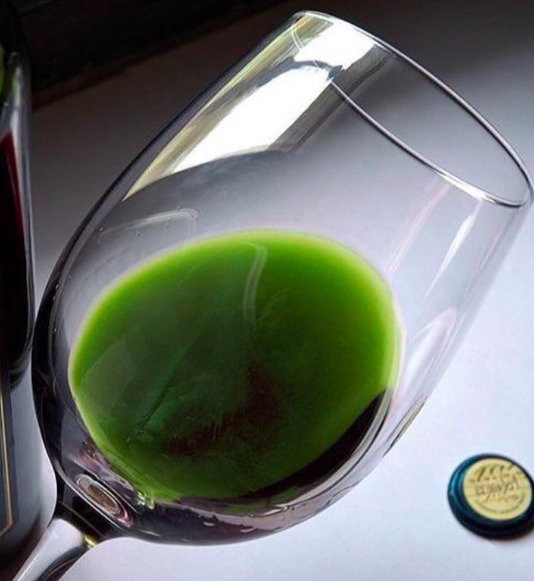 Stworzono pierwsze wino na bazie konopi. Jak wpływa na samopoczucie?