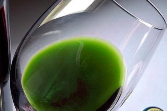 Stworzono pierwsze wino na bazie konopi. Jak wpływa na samopoczucie?