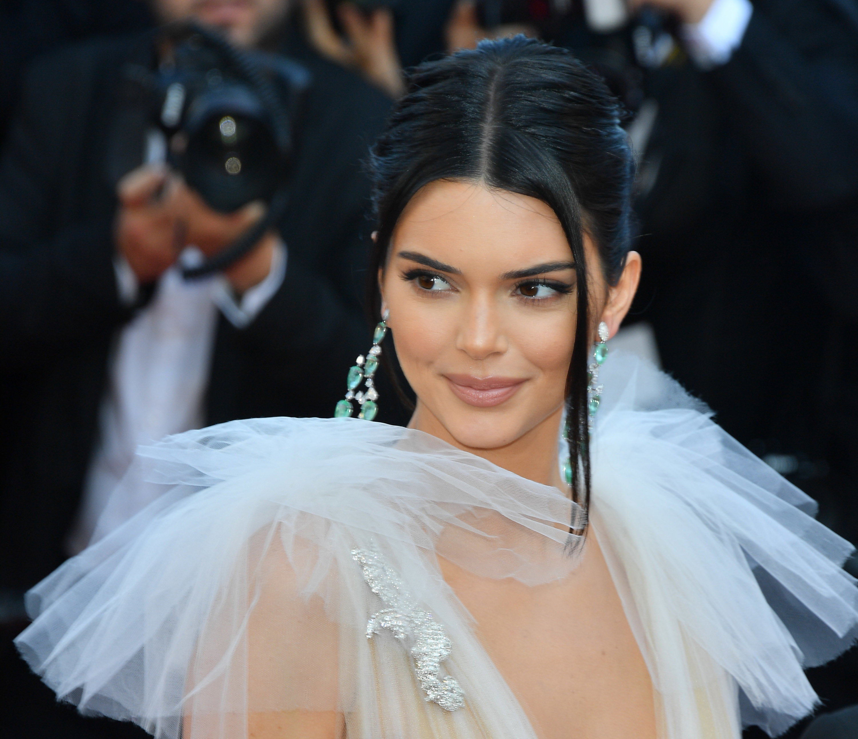 Ta fryzura była modna w latach 90. Dziś uwielbiają ją Kendall Jenner, Bella Hadid i Lucy Boynton