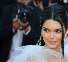 Ta fryzura była modna w latach 90. Dziś uwielbiają ją Kendall Jenner, Bella Hadid i Lucy Boynton