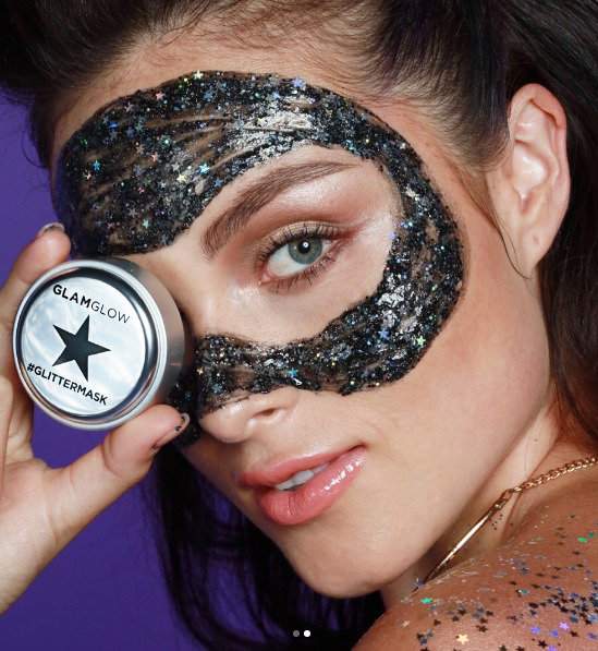 Maska do twarzy z brokatem od Glamglow i Too Faced