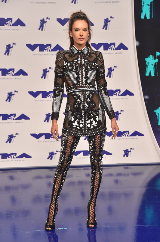 MTV Video Music Awards 2017: Alessandra Ambrosio w stylizacji Balmain