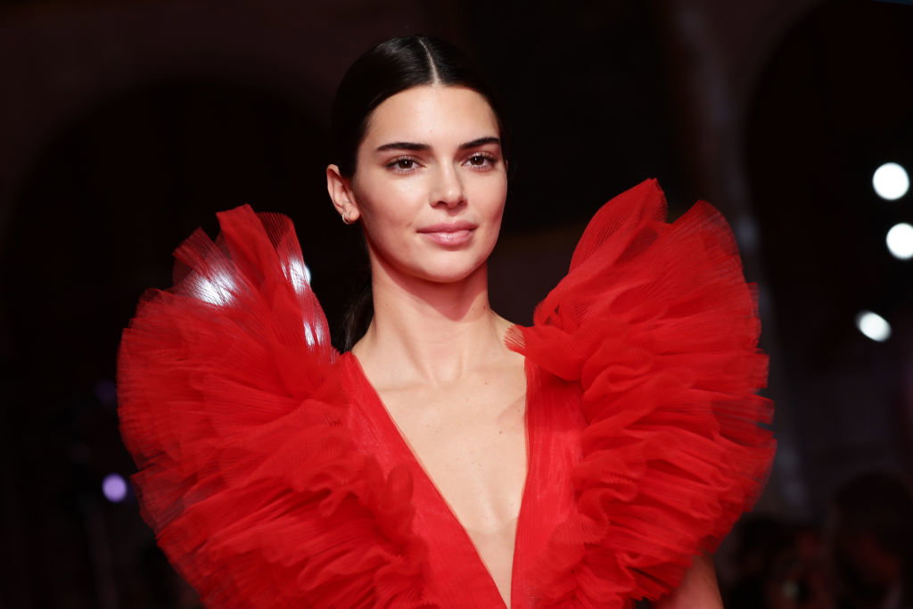 Włosy ombre znów są modne! Fryzurę w tym stylu ma teraz Kendall Jenner [trendy 2019]