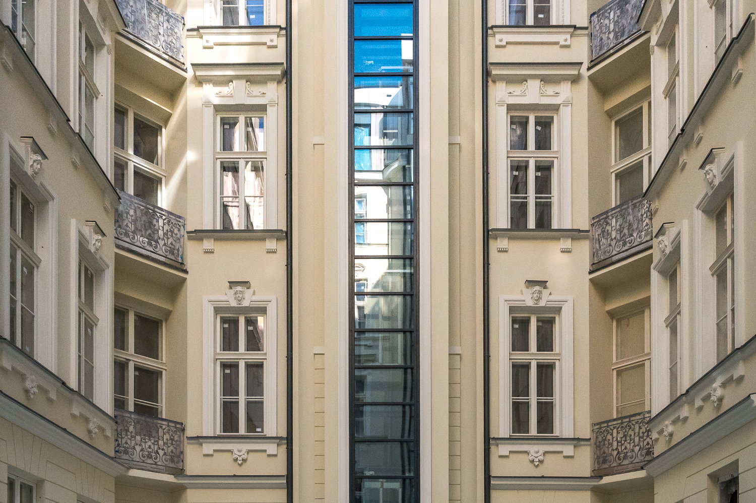 Panoramiczna winda na Foksal 13