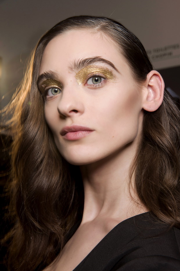 Makijaż, trendy jesień-zima 2017/2018: metallic, Alexis Mabille
