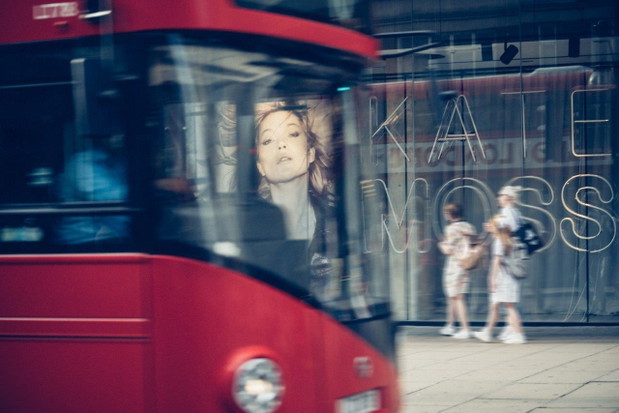 Plakaty z Kate Moss dla Reserved na ulicach Londynu