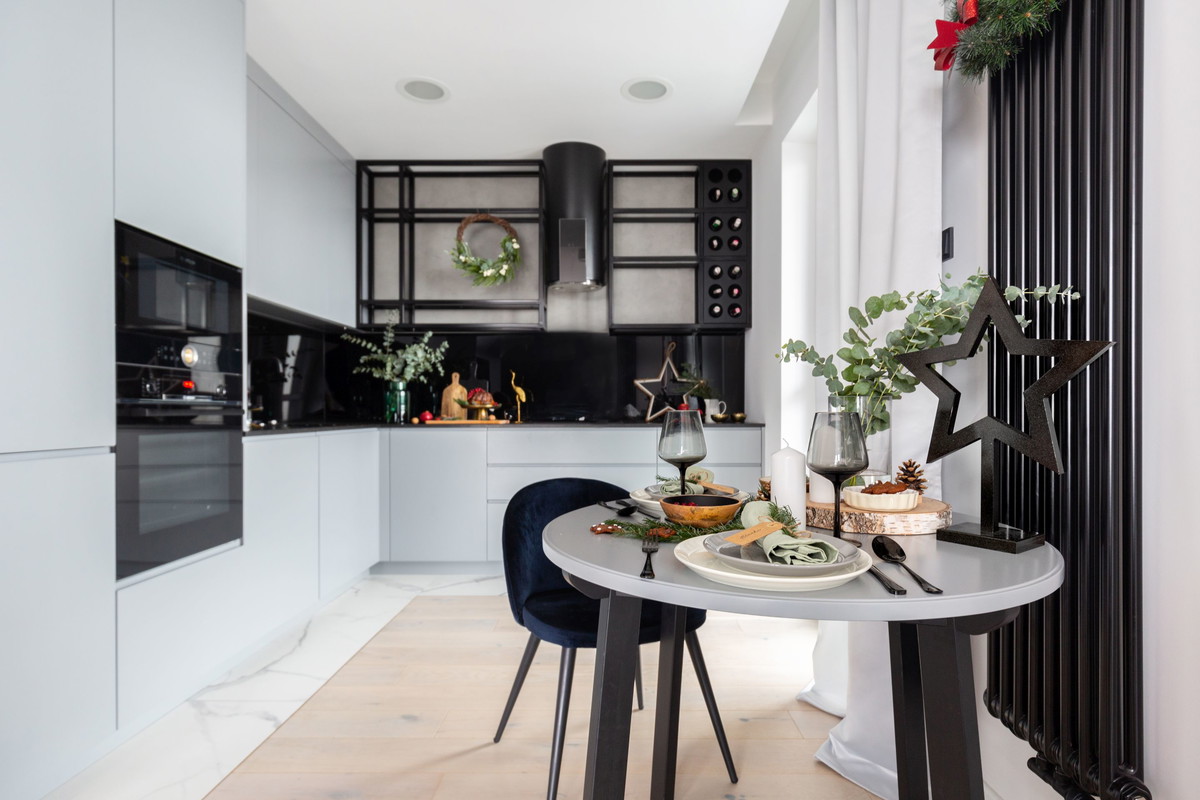 Świąteczna stylizacja kawalerki przygotowana przez Decoroom