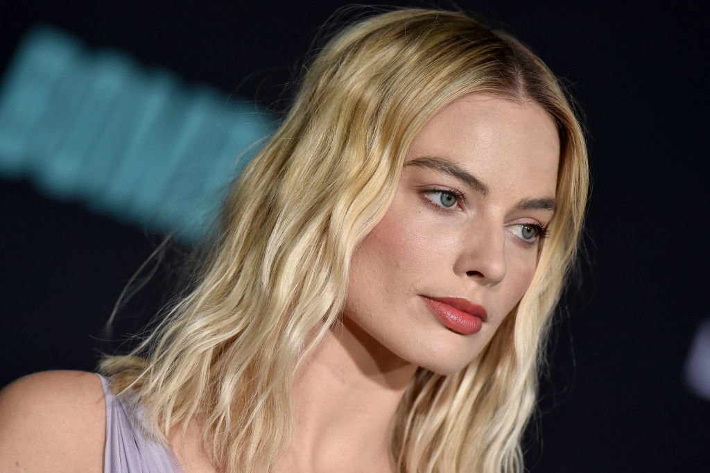 Margot Robbie w zjawiskowej sukni na premierze filmu “Bombshell”/"Gorący temat" [ELLE Spy]