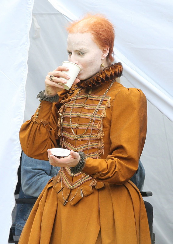 Margot Robbie na planie filmu Mary Queen of Scots
