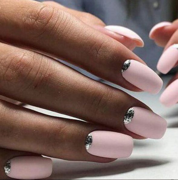 Paznokcie trendy 2017: millenial pink + brokat