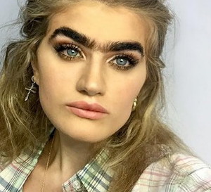 Modelka walczy ze stereotypami. Zobacz brwi Sophii Hadjipanteli