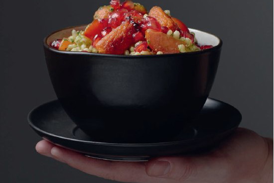 Sałatka z pęczakiem, pieczoną minimarchewką i pesto z pokrzywy według przepisu Damiana Kordasa z książki "Superfoods"