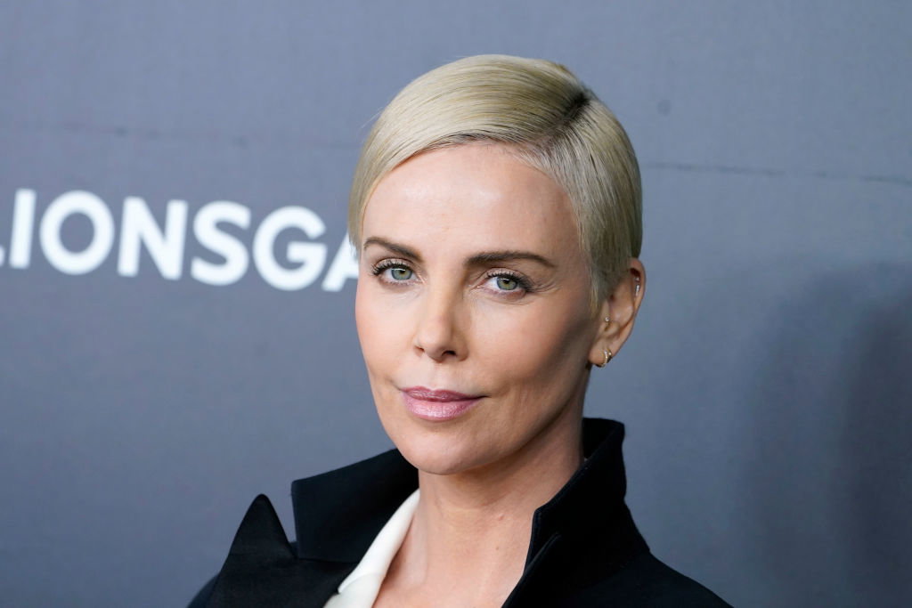 Charlize Theron w modnych spodniach w świąteczną kratkę [ELLE Spy]