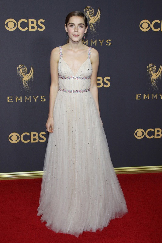 Emmy Awards 2017: Kiernan Shipka w sukni Miu Miu