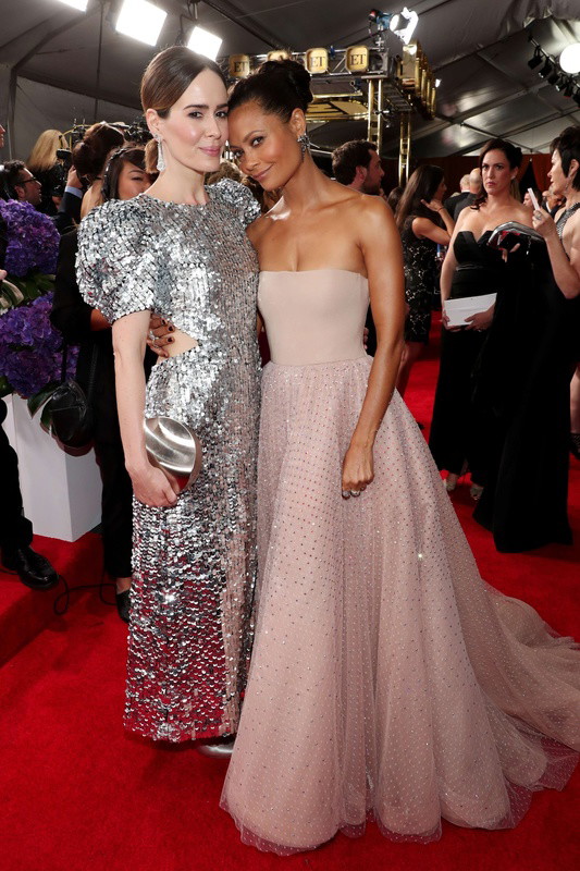 Emmy Awards 2017: Sarah Paulson (w sukni Carolina Herrera) i Thandie Newton