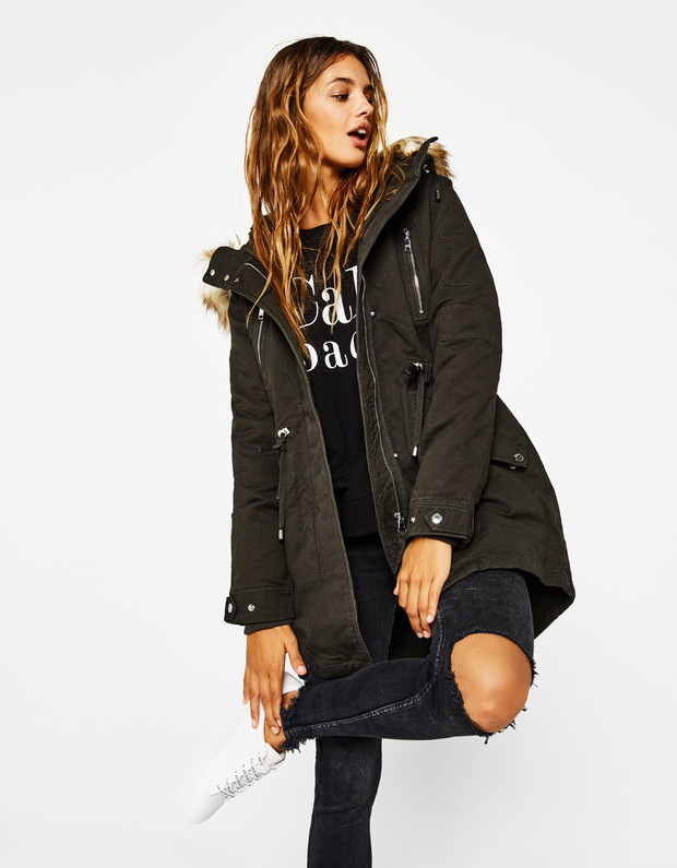 Czarna parka Bershka
