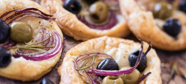 Pizzerinki z oliwkami i czerwoną cebulą według przepisu Anny Zięciowskiej z książki Jak zaczarować stół