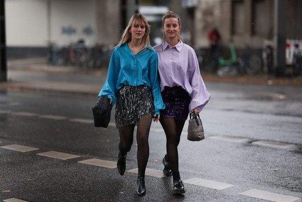 Stylizacje z cekinową spódnicą