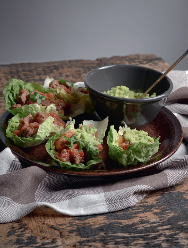 Zdrowe tacos na sałacie z wołowiną i guacamole według przepisu Damiana Kordasa z książki Superfoods