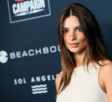 Emily Ratajkowski w modnych butach od polskiej projektantki. Kupicie je teraz za niższą cenę