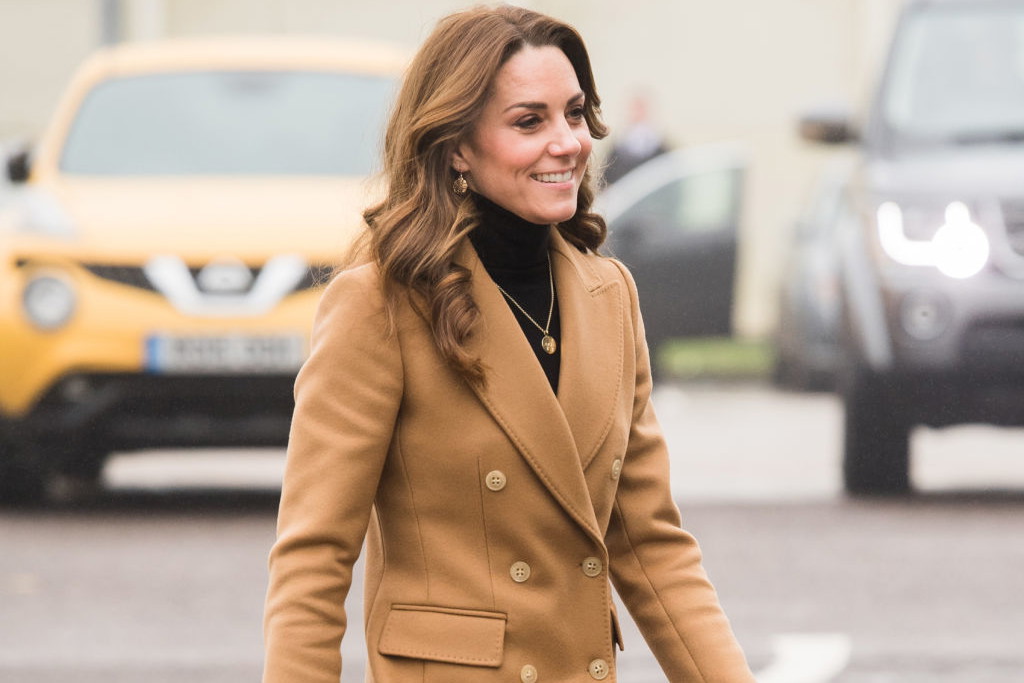 Księżna Cambridge w kamelowym płaszczu z Massimo Dutti