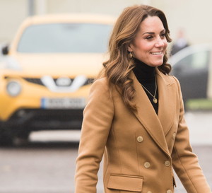 Księżna Cambridge w kamelowym płaszczu z Massimo Dutti