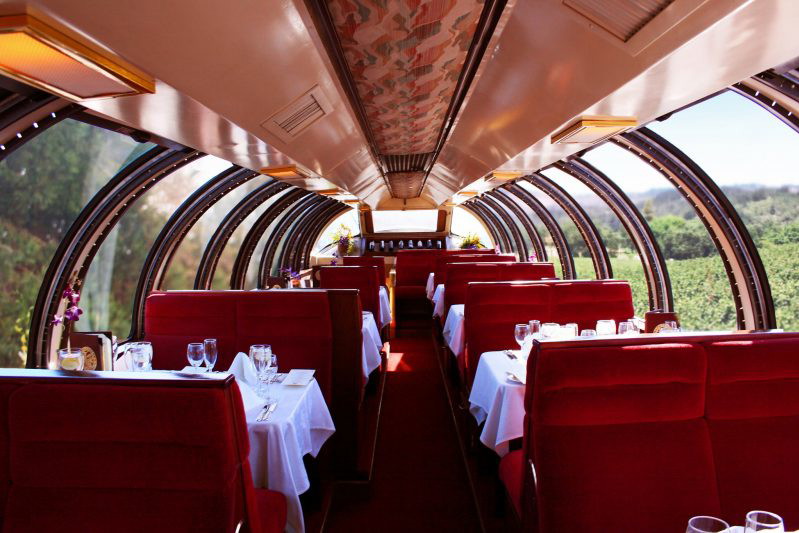 "Wine train" - pociąg, który zabiera w winną podróż