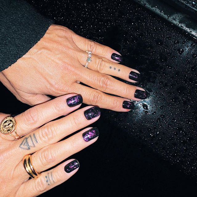Modne paznokcie: Magnetic Galaxy Nails