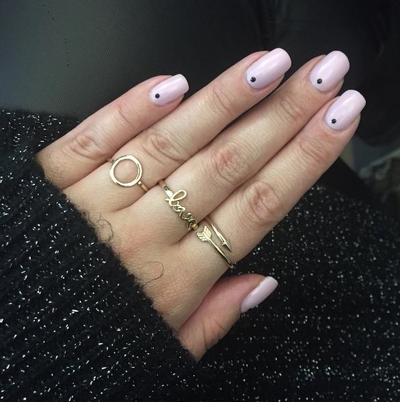 minimalistyczny-manicure-z-kropkami-48ace8c
