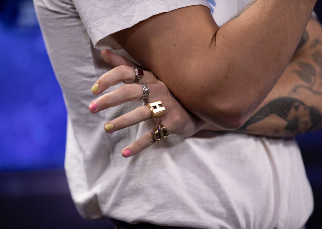 Męski manicure to jeden z najsilniejszych beauty trendów tego roku - uwielbiają go Harry Styles i Marc Jacobs