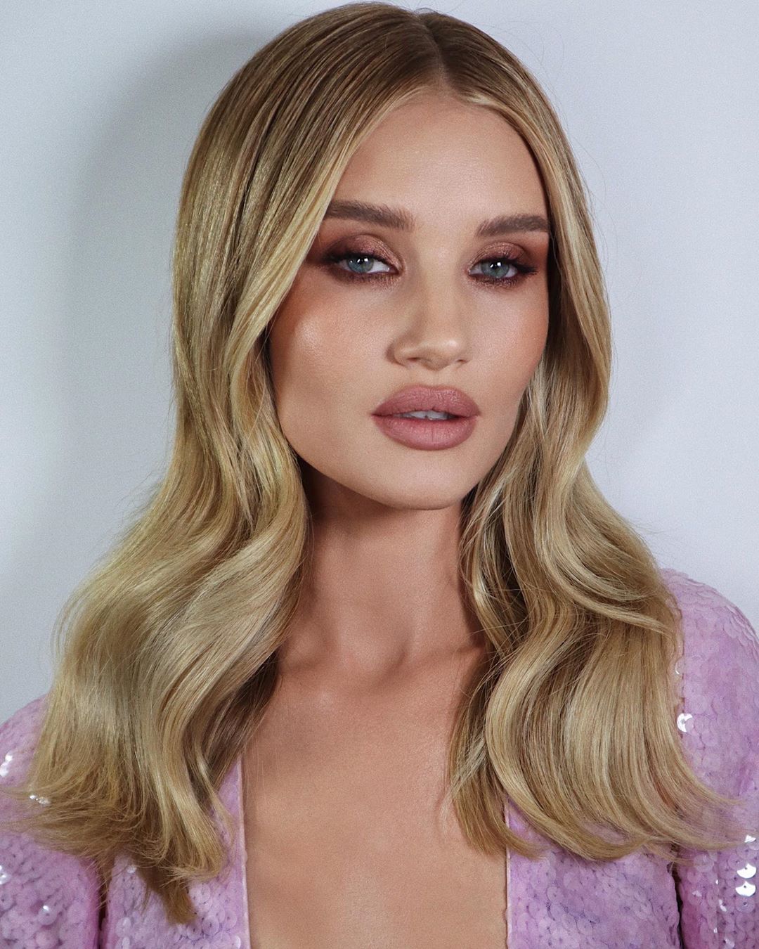 Makijaż na Walentynki 2020 w stylu Rosie Huntington-Whiteley [Get the look]