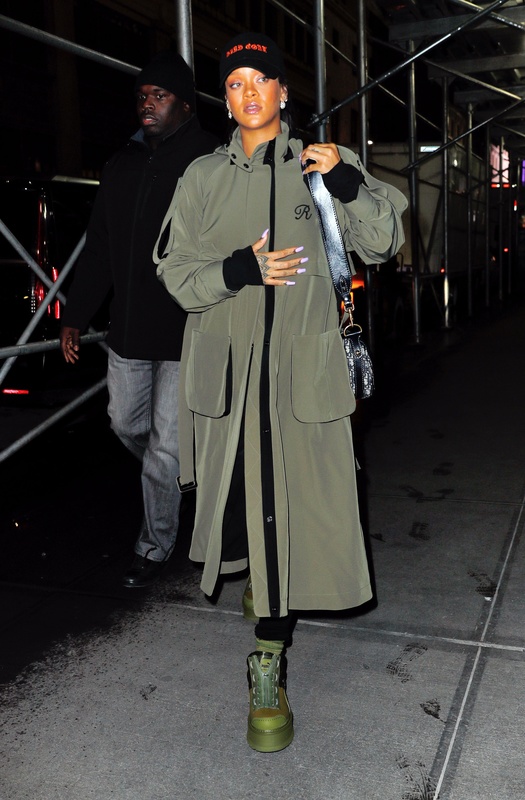 Rihanna w obszernej zielonej kurtce
