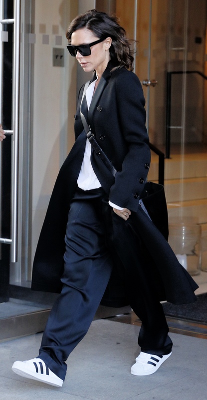 Victoria Beckham w czarnym p?aszczu i bia?ych adidasach