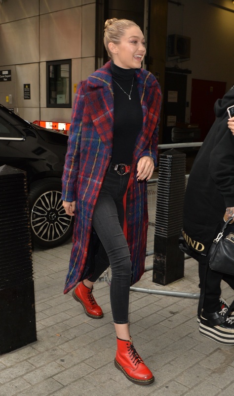 Gigi Hadid w czerwonych martensach