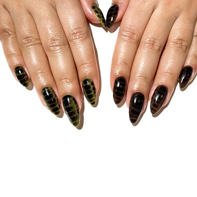 Modne paznokcie na wiosnę 2020: Crocodile Print Nails