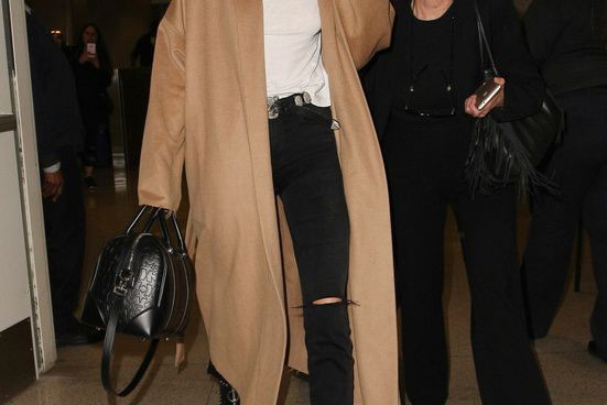 Kendall Jenner w kamelowym płaszczu