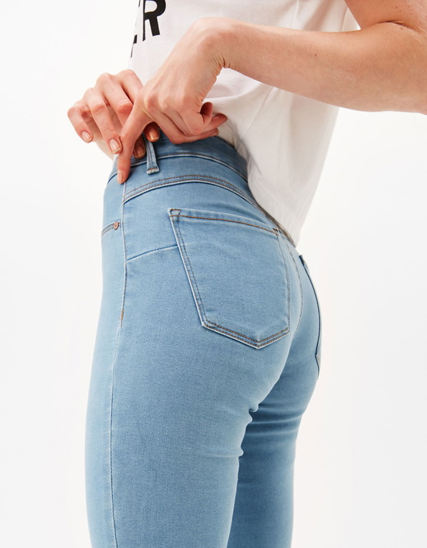 Dżinsy Bershka modelujące sylwetkę