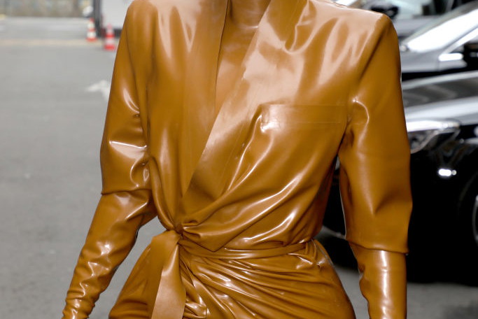 Kim Kardashian West w kontrowersyjnej stylizacji na Paris Fashion Week