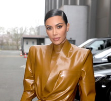 Kim Kardashian West w kontrowersyjnej stylizacji na Paris Fashion Week