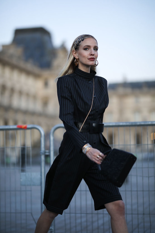 Street Style  - Paris Fashion Week - Womenswear Fall/Winter 2020/2021 : Day Nine