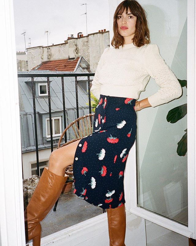 Jeanne Damas w modnej spódnicy z rozcięciem